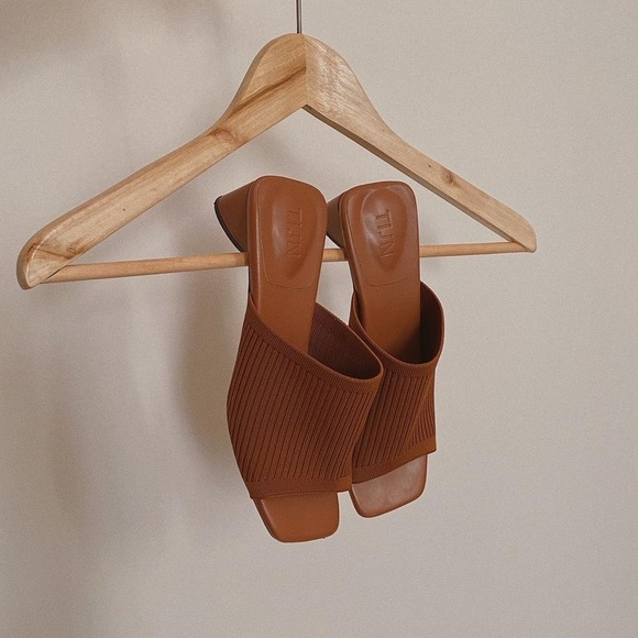 BLOGGER FAVE! slip on sandal - Picture 2 of 9